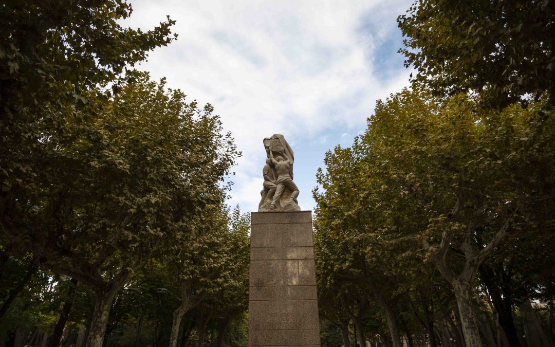 Monumento a los oscenses muertos en guerra (Huesca)