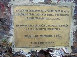 placa de homenaje en la cumbre