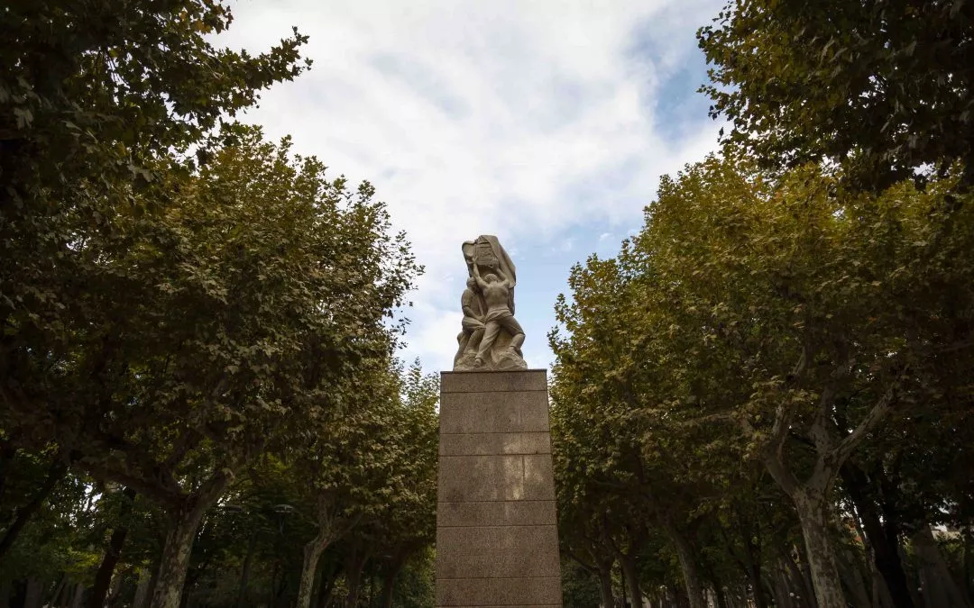 Monumento a los oscenses muertos en guerra (Huesca)